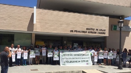 Concentración en Alhaurín el Grande en repulsa contra la agresión de un médico