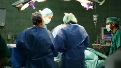 Facultativos durante una intervención quirúrgica a un paciente