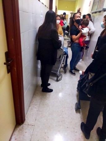 El centro de salud Ronda Sur-Santa Bárbara de la ciudad del Tajo hacina a los pacientes en la sala de espera de Pediatría