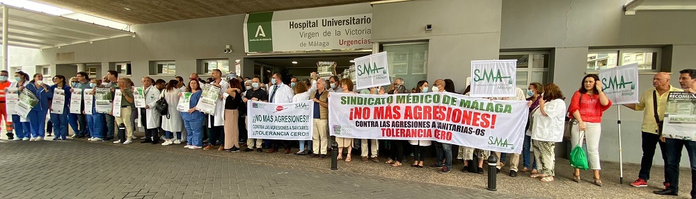 Médicos se concentran en el Hospital Clínico para denunciar la agresión a dos facultativos