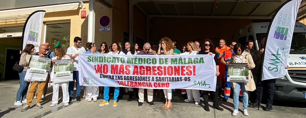 Los médicos del centro de salud de Coín se concentran para denunciar la agresión a una facultativa