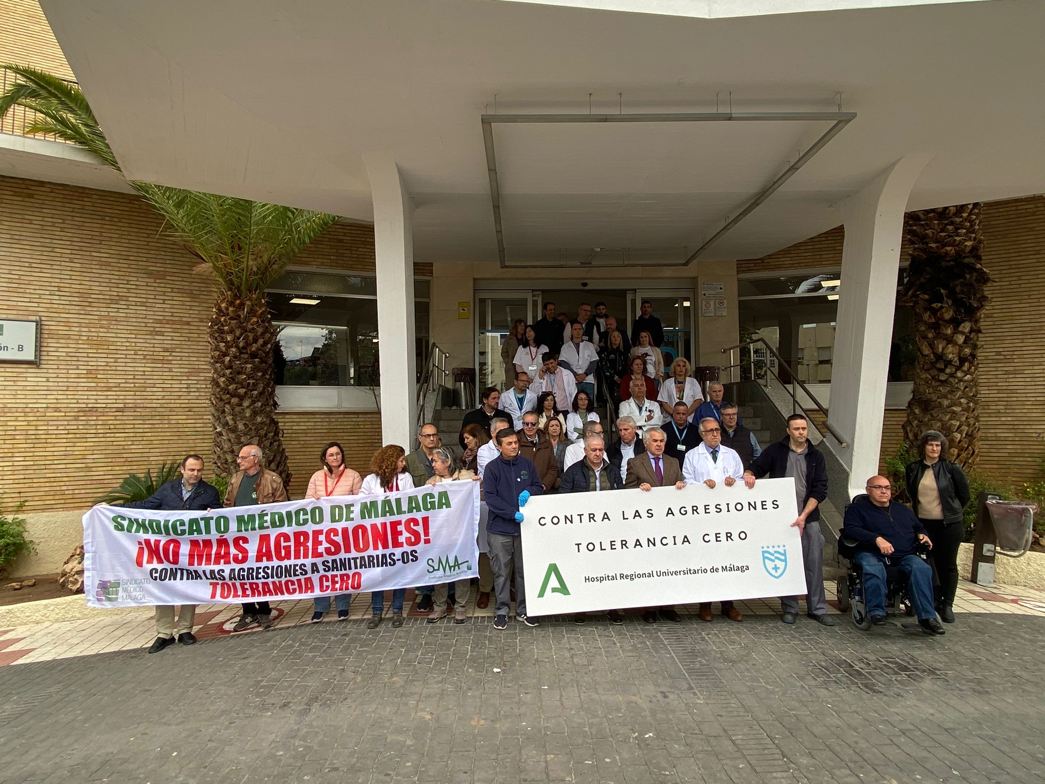 Familiares de un paciente en las urgencias del Hospital Regional insultan y amenazan a dos médicas neurocirujanas durante la asistencia