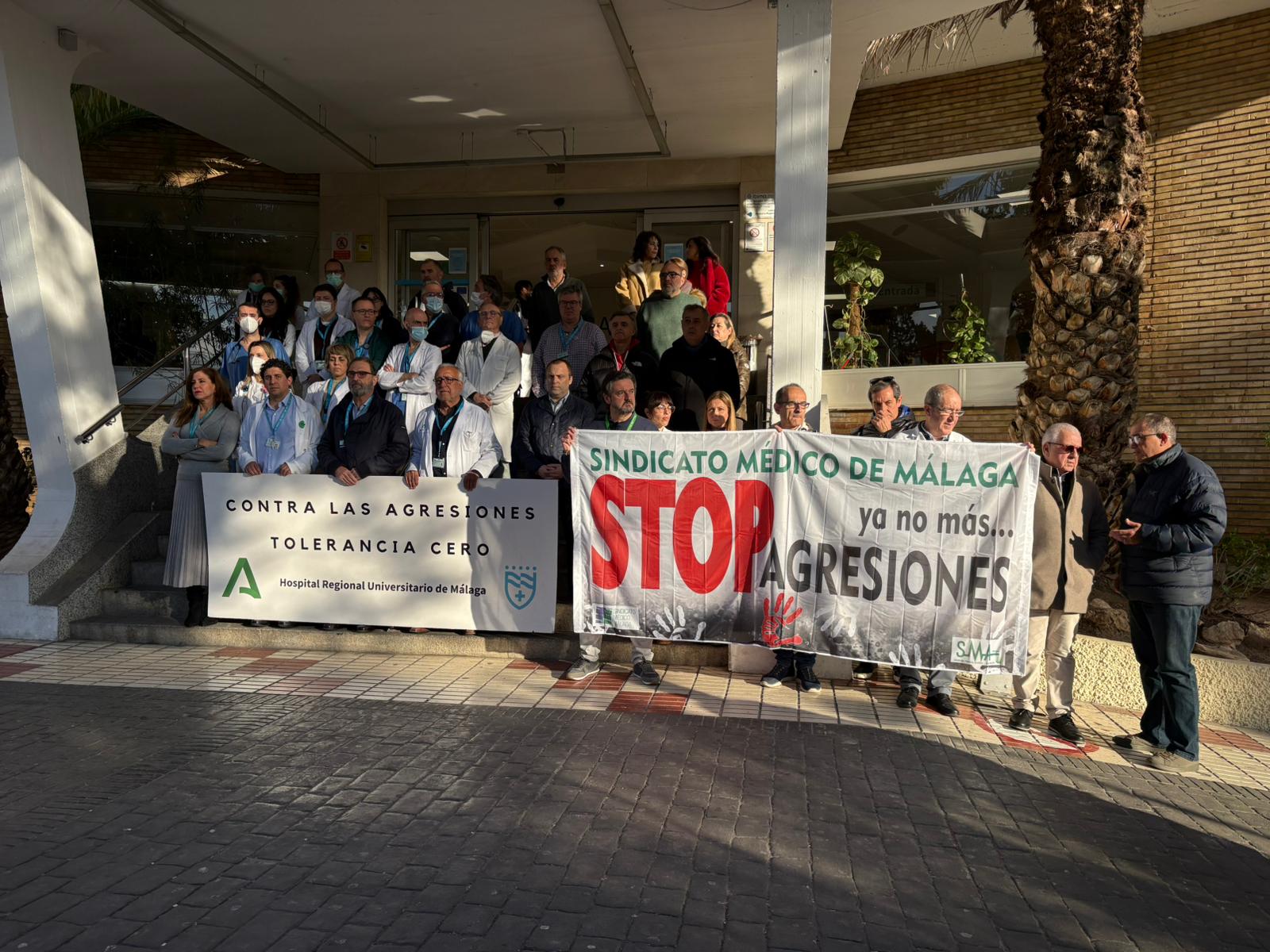 Un médico recibe un puñetazo y patadas mientras atendía a una paciente en el Servicio de Urgencias del Hospital Regional de Málaga
