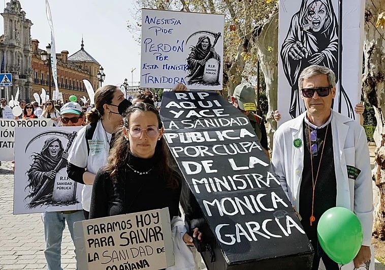 Lo médicos seguirán en huelga y acusan a la ministra de atentar contra la sanidad pública