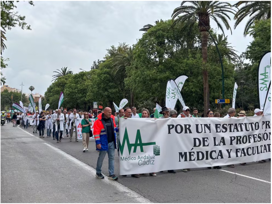 Médicos de Andalucía toman las calles de Málaga para reclamar un Estatuto Marco propio: «Nos están explotando»