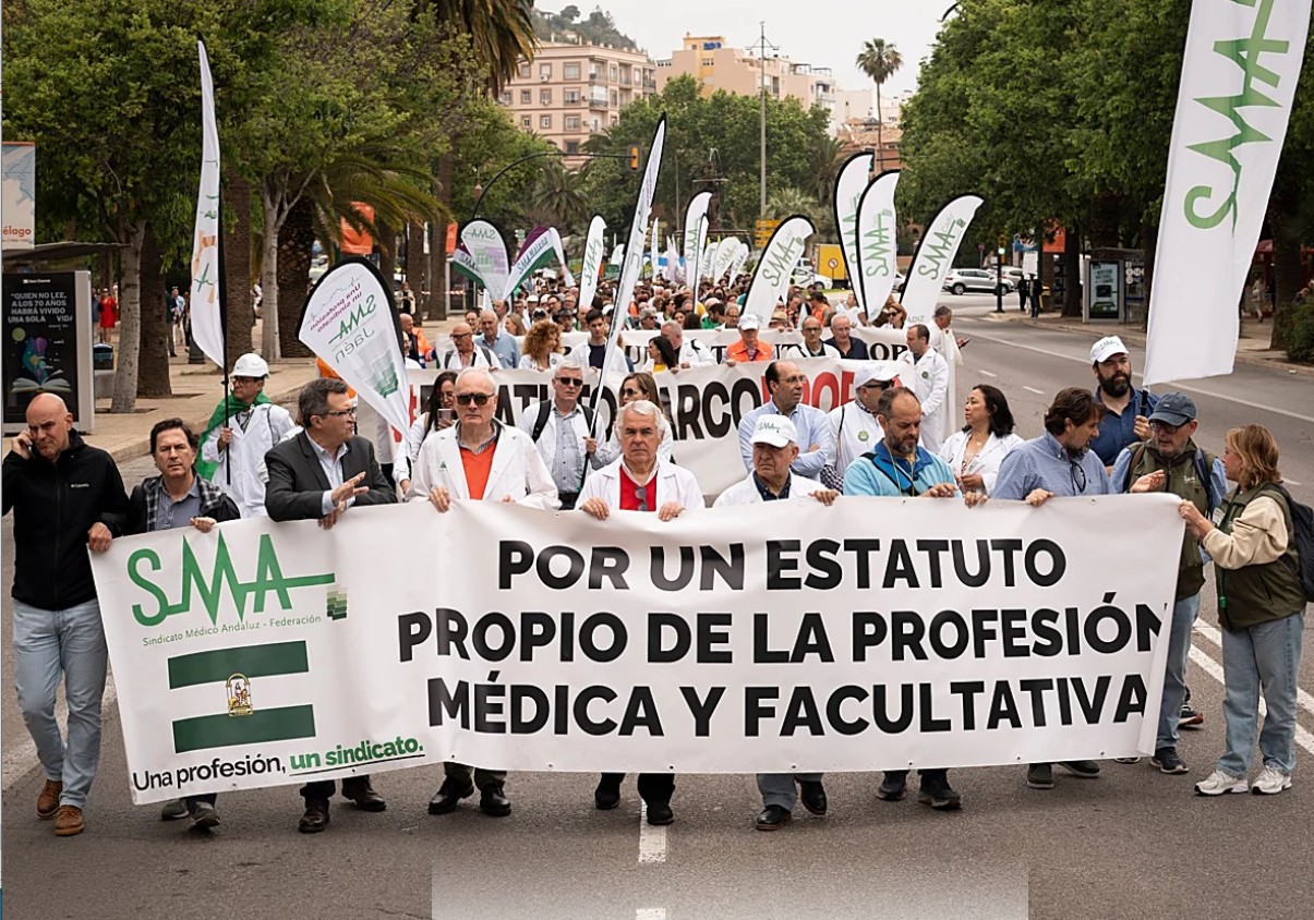 Médicos de toda Andalucía protestan contra el Estatuto Marco: «Estamos hasta los fonendos»