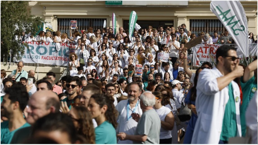 Los médicos andaluces plantean una huelga indefinida tras el verano