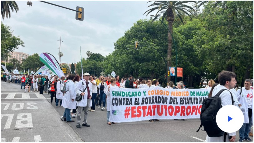 Más de un millar de facultativos de toda la comunidad se manifiestan en la capital malagueña para exigir mejoras laborales y su participación en el nuevo Estatuto Marco